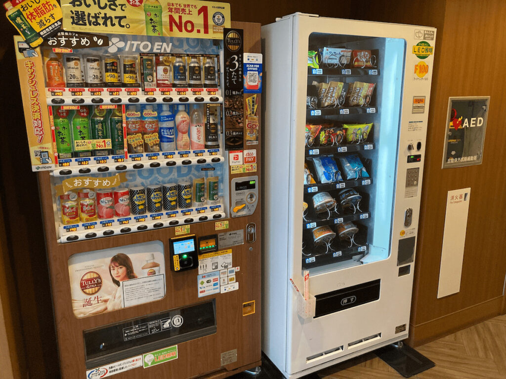 自動販売機は飲料系と軽食系の2つがあります。