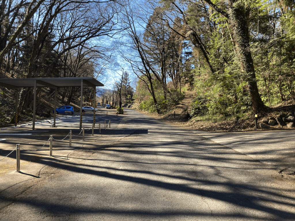 羊山邸の入口につながる道路