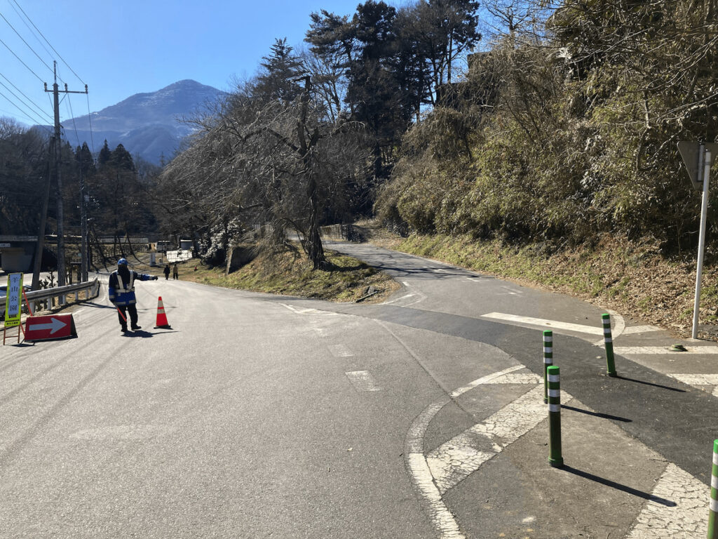 羊山邸に行く道、分岐路を右折