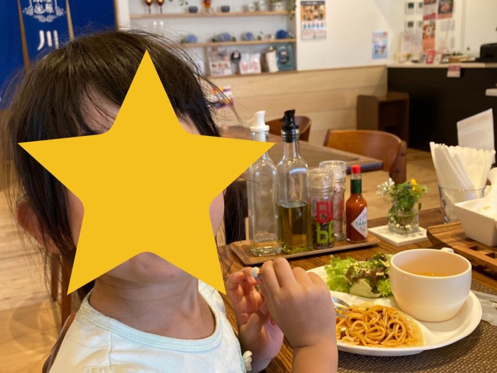 レストラン収穫祭でお子様ランチを食べる女の子