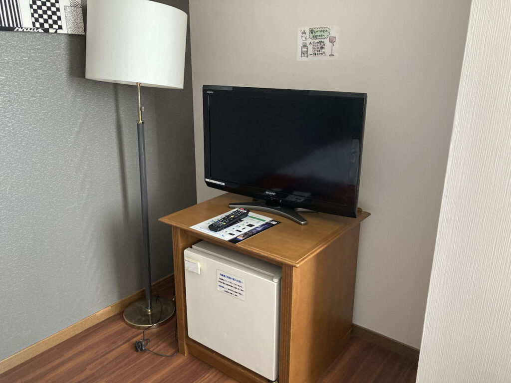 スタイリッシュルームのテレビと冷蔵庫