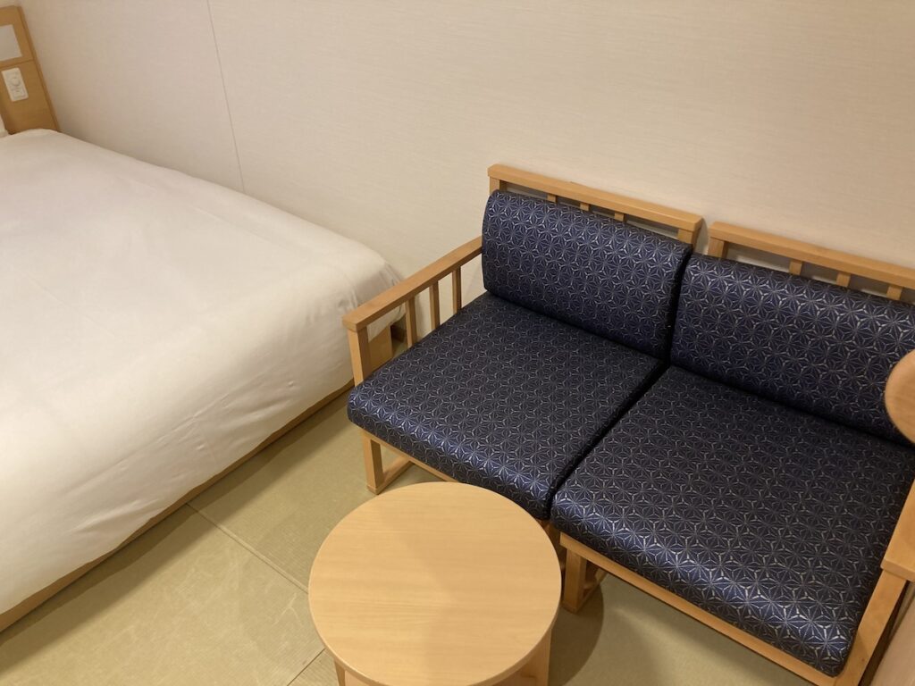 客室の椅子と小型ローテーブル